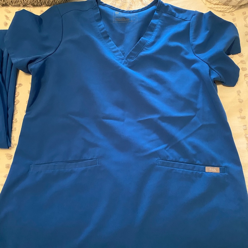 Women’s fig scrup top, great condition
